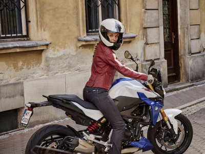 BMW women's motorcycle equipment: the selection not to be missed